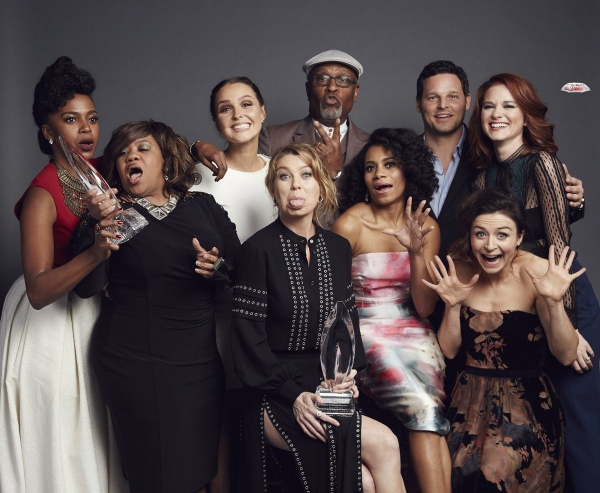 the-cast-of-greys-anatomy-pose-for-a-group-photo
