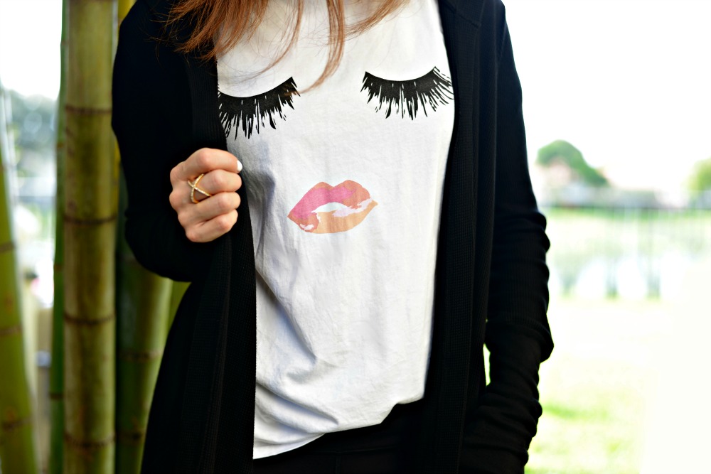 Sincerely Jules tee; great cozy cute weekend look. Click thru for the rest @themodernsavvy
