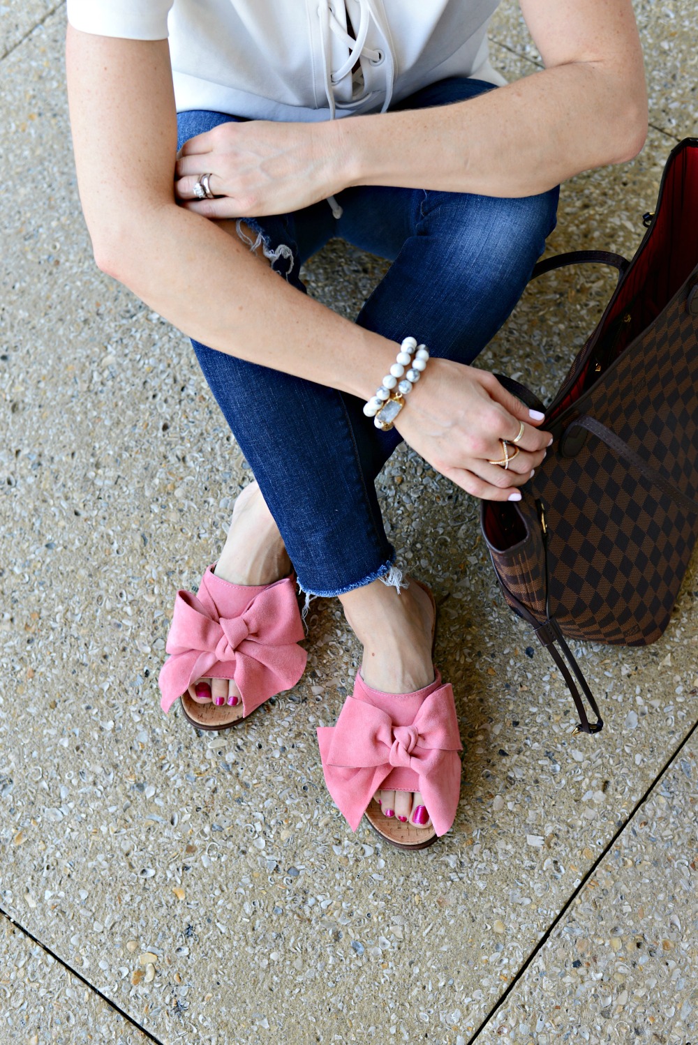 Obsessed with these pink bow slides (and the look-for-less!) for summer // the modern savvy