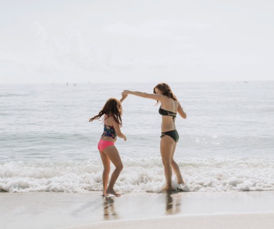 mother daughter at the beach // the modern savvy
