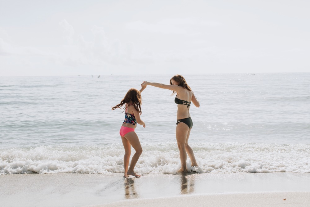 mother daughter at the beach // the modern savvy