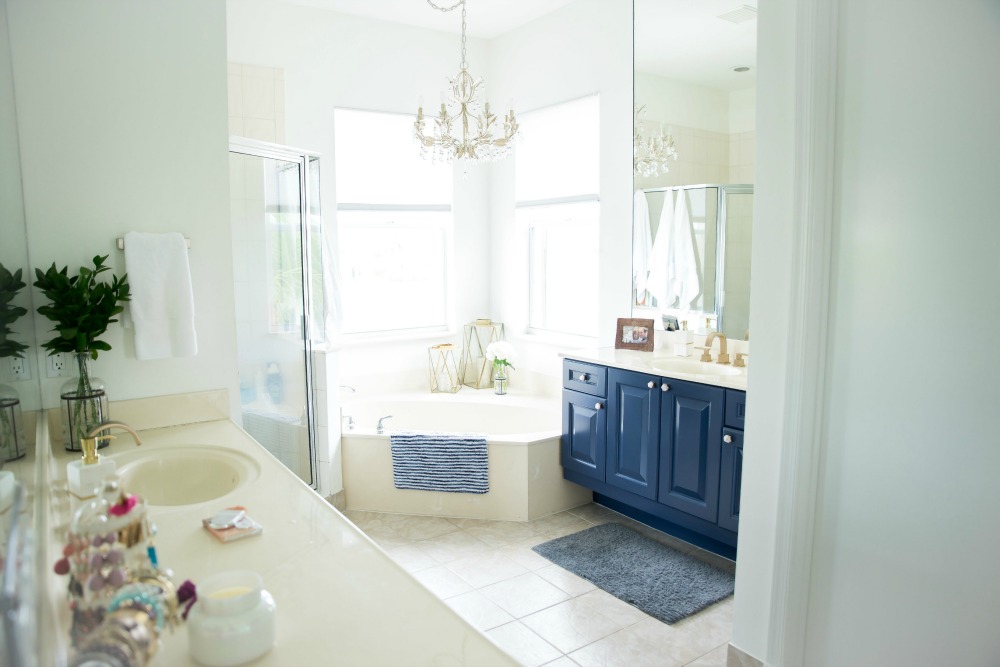 Affordable bathroom refresh -- 6 easy steps to make to update your bathroom // the modern savvy