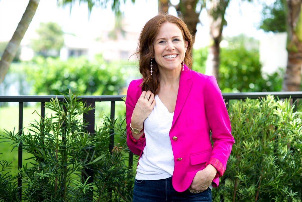 A fool-proof way to pull off a bright pink blazer (for work or weekend) // @themodernsavvy