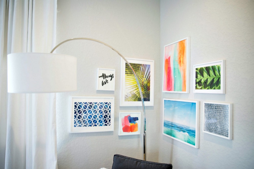 How to Create a Gallery Wall -- 10 helpful tips so you can do it yourself! // @themodernsavvy